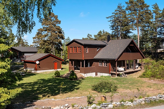På en stor naturtomt, omkranset av majestetiske bjørke- og furutrær, ligger Vardeveien 36 - en pen og innholdsrik enebolig fra 1993.