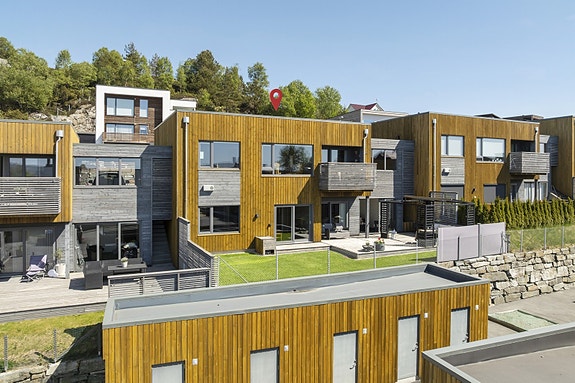 Velkommen til Kophaug 43 ! Nyere enebolig i rekke med god standard og flotte material valg. Fin beliggenhet med nydelig utsikt, i blindveg. Attraktiv og rolig beliggenhet i etablert boligfelt.