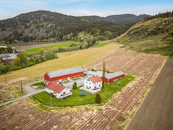 Velkommen til Spongdalsvegen 400 og 402 - Presentert av EiendomsMegler1 ved Mathias Åsvang.