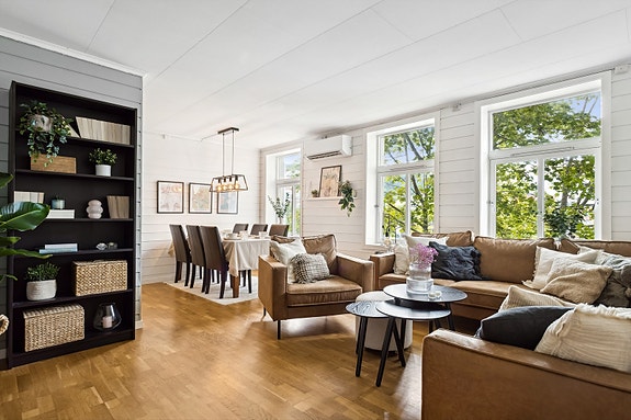 Velkommen inn! Leiligheten har en romslig stue med plass til stor sittegruppe + spisestue.