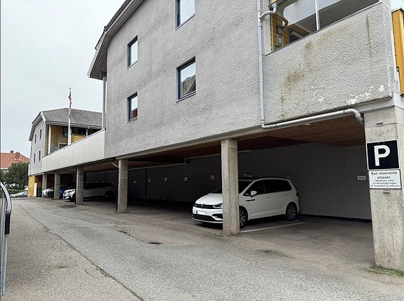 Parkeringsplass ute under tak til leie