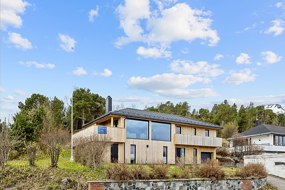 Eiendomsmegler 1 v/Sondre Jakobsen har gleden av å presentere en lekker enebolig i Los Holtes vei 45.
