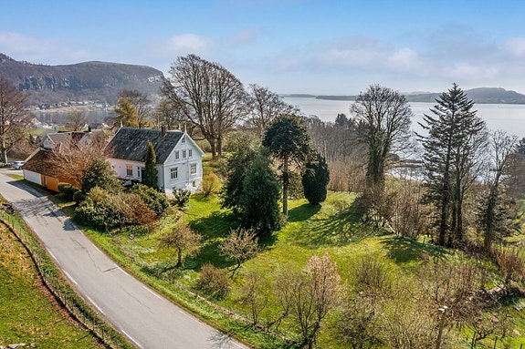 EiendomsMegler 1 v/Jorunn Riise presenterer Hellandsveien 44 - En sjelden flott villa i sveitserpreg med stor tomt på 7302 kvm. Eget naust og brygge i lødd stein i Prestvågen.