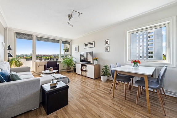 Velkommen til en lys og fin leilighet med syvedstvendt balkong med flott utsikt.