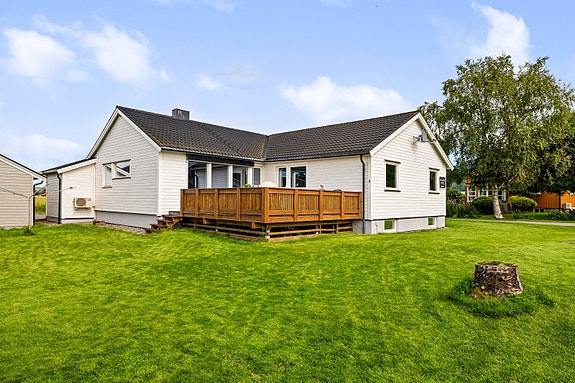 Velkommen til Karivollvegen 74 og denne kvalitetsrike eneboligen like nord for Melhus sentrum. Stor og flat eiertomt - her kan barn og ungdom leke i trygge omgivelser.