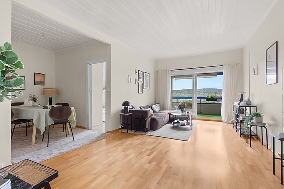 Houssam Ben Zrelli v/EIE eiendomsmegling har gleden av å presentere Hubroveien 2D - en lys og attraktiv topp-/hjørneleilighet i 4. etasje.