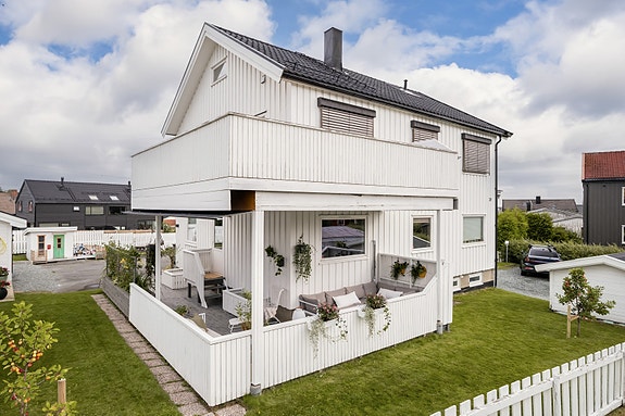 Lekker og innholdsrik horisontaldelt halvpart av tomannsbolig.
