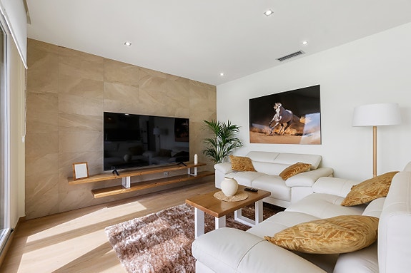 Eksklusiv moderne villa | Innredet underetasje | Stor uteplass med basseng | 4 soverom og 3 bad | Takterrasse