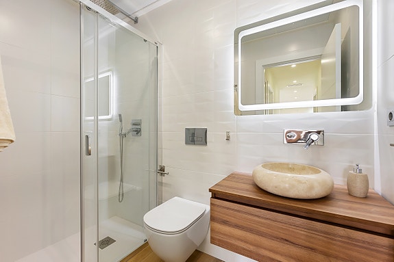 Eksklusiv moderne villa | Innredet underetasje | Stor uteplass med basseng | 4 soverom og 3 bad | Takterrasse