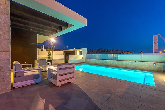 Eksklusiv moderne villa | Innredet underetasje | Stor uteplass med basseng | 4 soverom og 3 bad | Takterrasse