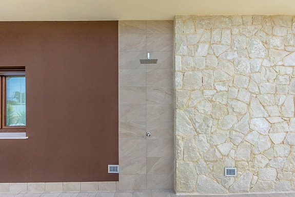 Eksklusiv moderne villa | Innredet underetasje | Stor uteplass med basseng | 4 soverom og 3 bad | Takterrasse