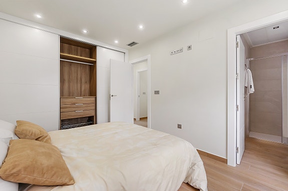 Eksklusiv moderne villa | Innredet underetasje | Stor uteplass med basseng | 4 soverom og 3 bad | Takterrasse