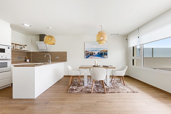 Eksklusiv moderne villa | Innredet underetasje | Stor uteplass med basseng | 4 soverom og 3 bad | Takterrasse