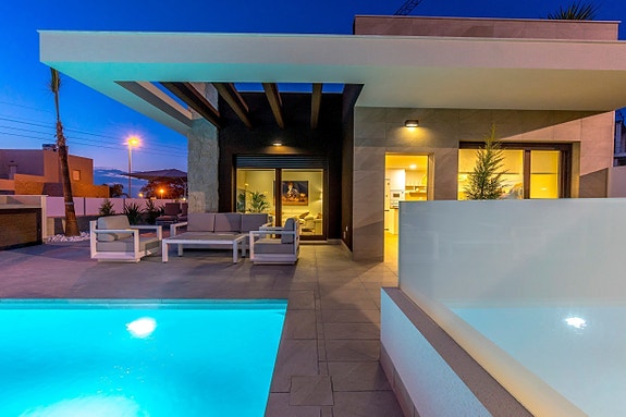 Eksklusiv moderne villa | Innredet underetasje | Stor uteplass med basseng | 4 soverom og 3 bad | Takterrasse