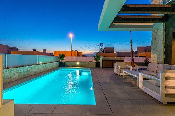 Eksklusiv moderne villa | Innredet underetasje | Stor uteplass med basseng | 4 soverom og 3 bad | Takterrasse