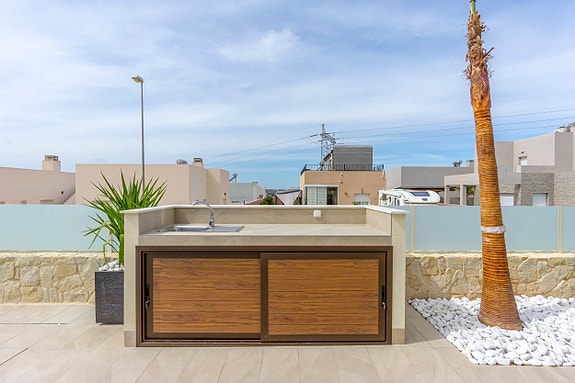 Eksklusiv moderne villa | Innredet underetasje | Stor uteplass med basseng | 4 soverom og 3 bad | Takterrasse