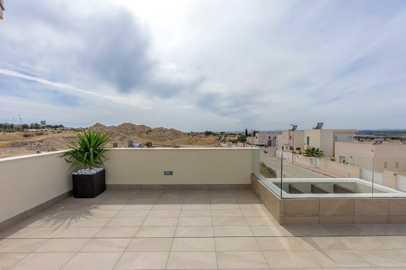 Eksklusiv moderne villa | Innredet underetasje | Stor uteplass med basseng | 4 soverom og 3 bad | Takterrasse