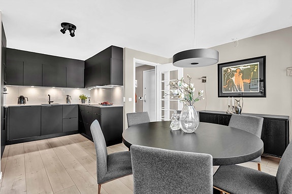 DNB Eiendom v/Veronica Melsnes har gleden av å presentere en lys og innbydende 3-roms selveier med garasje, elbillader og to balkonger - i populære Borggården midt i hjertet av Lillestrøm.