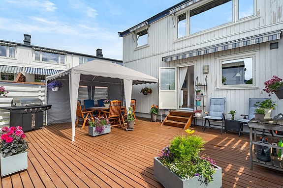 Velkommen til Rådyrveien 30A. Et romslig enderekkehus med solrik terrasse og en meget barnevennlig beliggenhet