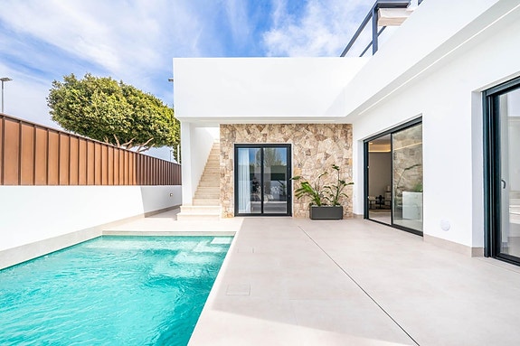 Ny moderne enebolig på ett plan med 3 soverom, takterrasse og privat basseng