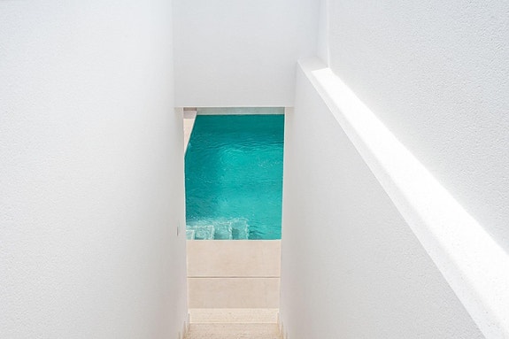 Ny moderne enebolig på ett plan med 3 soverom, takterrasse og privat basseng