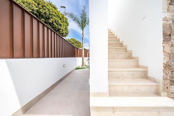 Ny moderne enebolig på ett plan med 3 soverom, takterrasse og privat basseng