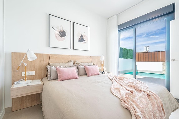 Ny moderne enebolig på ett plan med 3 soverom, takterrasse og privat basseng