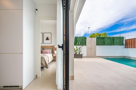 Ny moderne enebolig på ett plan med 3 soverom, takterrasse og privat basseng