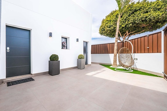 Ny moderne enebolig på ett plan med 3 soverom, takterrasse og privat basseng