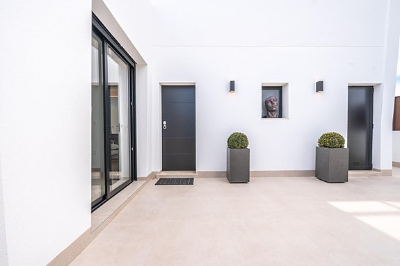 Ny moderne enebolig på ett plan med 3 soverom, takterrasse og privat basseng