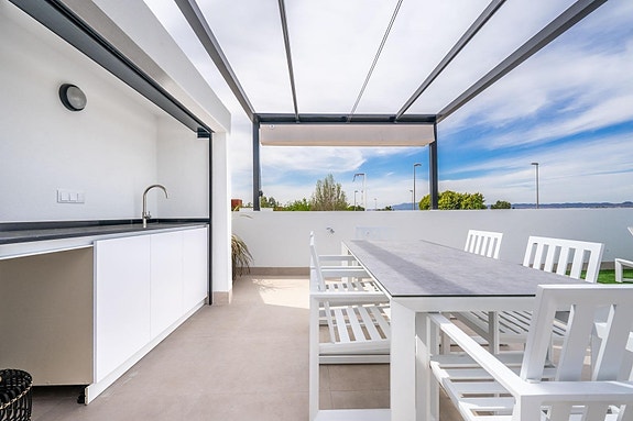 Ny moderne enebolig på ett plan med 3 soverom, takterrasse og privat basseng