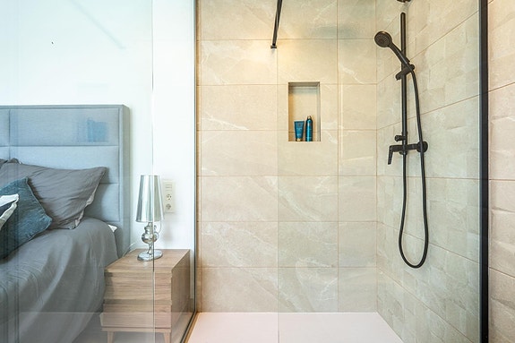 Ny moderne enebolig på ett plan med 3 soverom, takterrasse og privat basseng