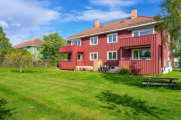 Velkommen til Tyholtveien 95! Leiligheten ligger i 1. etasje til venstre.