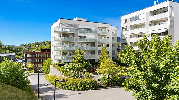 Velkommen til Jongsåsveien 2A - presentert av Eiendomsmegler Marius Stormfelt. Leiligheten har en herlig beliggenhet i Sandvika i grønne omgivelser, og samtidig et par minutters gange til alt Sandvika sentrum har å by på.