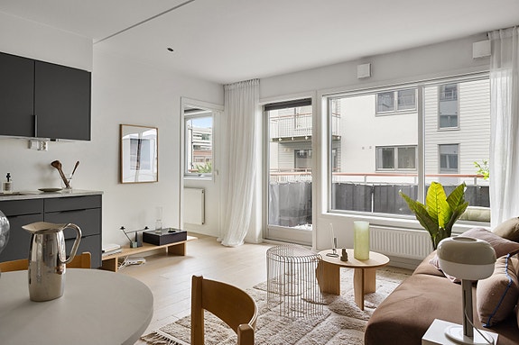 Tor Martin Tinderholt v/Privatmegleren Aksept har gleden av å ønske velkommen til denne flotte leiligheten i Rubina Ranas gate 14!