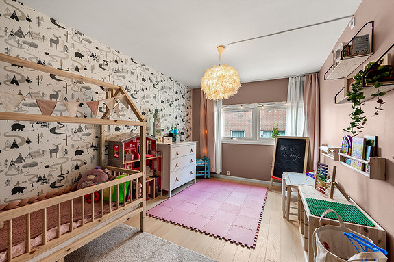 Soverom 2 - Stort soverom med rikelig av plass til både seng og garderobe.