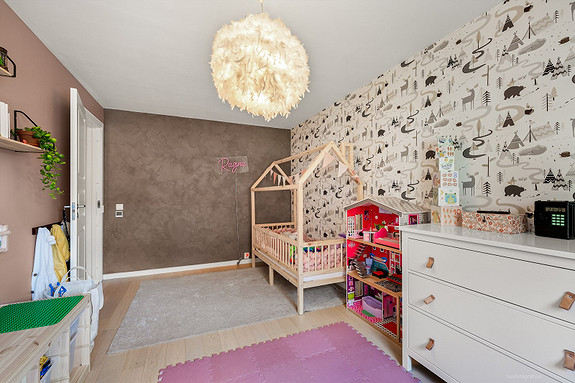 Soverom 2 - Moderne oppusset i nyere tid.