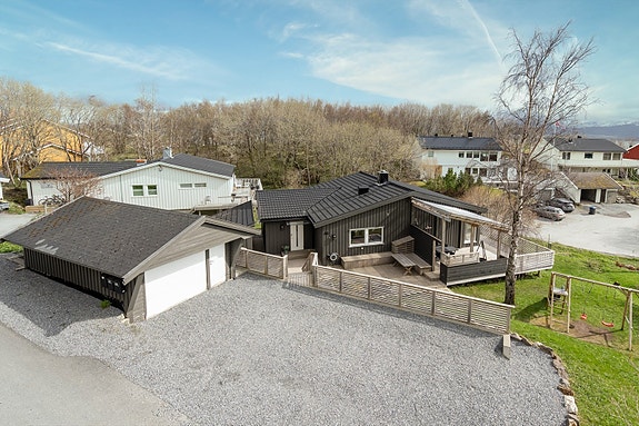 Velkommen til Lauvåsveien 46. En flott enebolig med en populær beliggenhet nær Alstad skole.