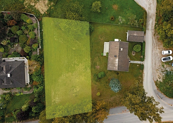 Tomten utgjør 959,8 m² og befinner seg på Brattskott i Halden.