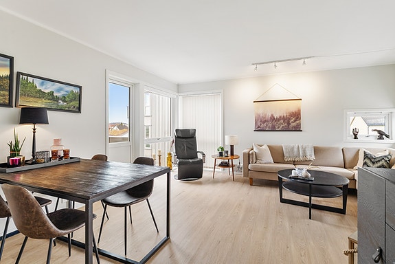 Velkommen til Plassmyrveien 1 - En pen og oppgradert 3-roms andelsleilighet!