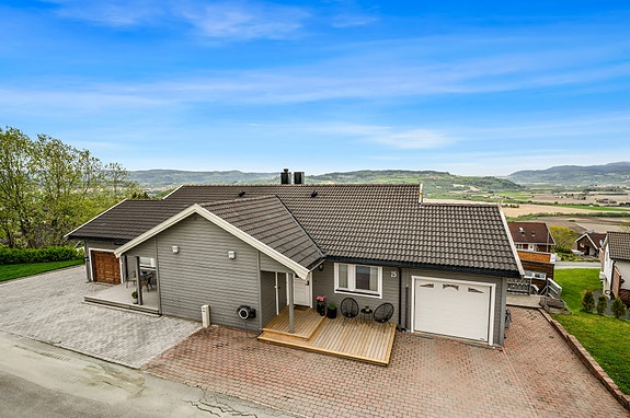 Velkommen til en lekker & innholdsrik halvpart av tomannsbolig i blindvei med fantastisk utsikt