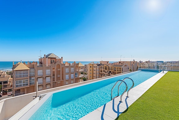 Strøken leilighet i sentrum av Guardamar - Felles svømmebasseng på takterrassen - Parkering og bod