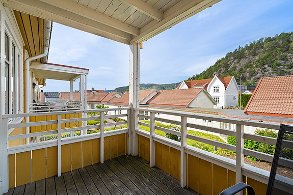 Overbygget balkong med utsikt mot nydelige uteområder