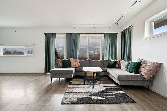 Velkommen til Njords vei 23A / Det er godt med spotter i taket på stue og kjøkken. Rommene har mange vinduer så leiligheten oppleves både åpen og luftig. Utgang til terrasse fra stue.