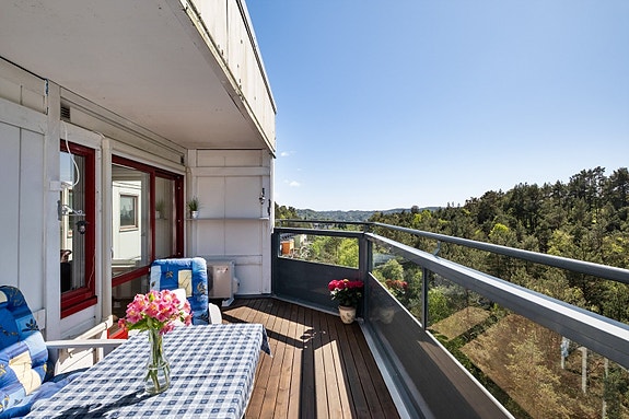 Velkommen til Løvåsbakken 21 presentert av Cecilie van der Heide for Eiendomsmegler Norge.