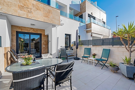 SOLGT! Moderne rekkehus med 3 soverom og 3 bad - Takterrasse - Fullt møblert!