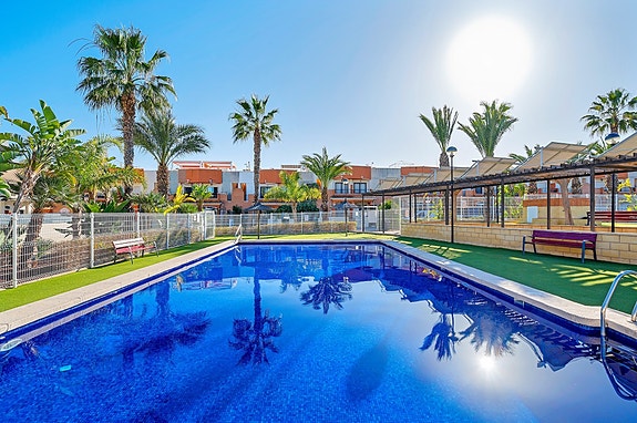 SOLGT! Moderne rekkehus med 3 soverom og 3 bad - Takterrasse - Fullt møblert!