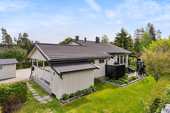Velkommen til Veungsdalsveien 54! Koselig enebolig med meget flott opparbeidet uteområder.