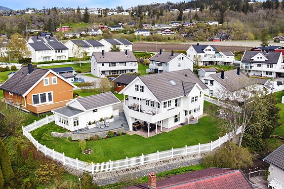 Velkommen til Kavlevegen 6! Stor enebolig med sental beliggenhet.