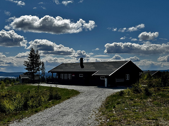 Velkommen til Furutangen hytteområde og Sisselbrenna 1! Eiendommen har en solrik beliggenhet ca. 611 moh. med flott utsikt over den uberørte naturen med vidstrakte åser og fjell.